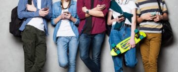 スマホを持つ人々