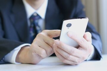 スマホを操作する人